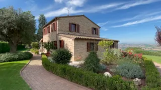 Casale della Fonte è una bellissima casa di campagna  in Comune di Corinaldo nelle Marche.