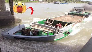 [721] The overloaded sand barge is having difficulty at the gate of the dam