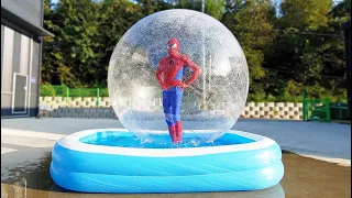 Spider Man İnside a Giant Balloon İn The Pool