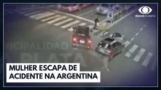 Vídeo mostra momento em que mulher escapa de acidente na Argentina | Jornal da Band