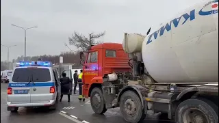 Водитель бетономешалки насмерть сбил 10-летнюю девочку на Родниковой улице на западе Москвы.