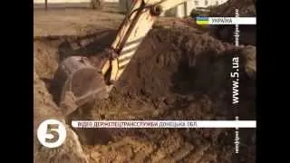 Українські військові риють траншеї та окопи під Дебальцево