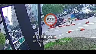 Іще відео карколомної зустрічі німців на mercedes audi в Києві на теремках дтп