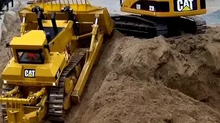 BIG Cat D11T Dozer in Action ♦ Construction Site Excavator Dumper Caterpillar Trucks Baustelle RC
