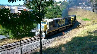 LOCOMOTIVA 36521 MRS LANÇANDO FUMAÇA E FOGO PELA CHAMINÉ COM 18 VAGÕES VAZIOS – ANO MAIO 2022