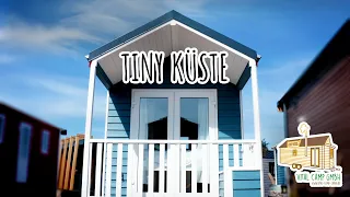 Tiny House Modell Küste. Der Moderator Sven Tietzer zeigt hier das kleine und süße Tiny House.