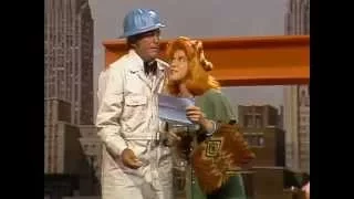 Dean Martin & Ruth Buzzi - Moving In