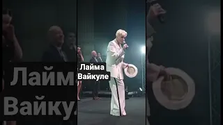 Вайкуле с украинским флагом высказалась в поддержку Украины на концерте в Израиле!