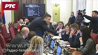 Incident u Skupštini, Obradović udario Martinovića kompjuterskim mišem