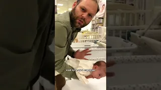 педиатр показывает как брать новорожденного на руки