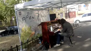 Безхатченко у Києві грає на піаніно |  A homeless man plays the piano (Kyiv, Ukraine)