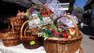 Плетені кошики, яйця, паски та декор: чи змінились ціни на житомирському Житньому ринку до Великодня