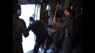 Αλεξιπτωτιστής φοβάται να πηδήξει από αεροσκάφος C-130