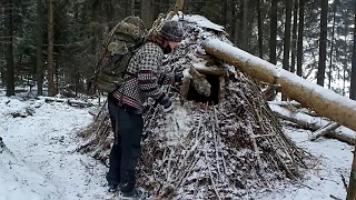 My Life in The Forest - Build wooden shelters in the forest to avoid the cold during winter