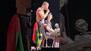 Chris Martin Singing "Coldplay - The Hardest Part" With a Fan Playing Piano 🇵🇹