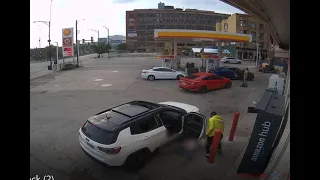 Video shows man carjack victim in West Loop