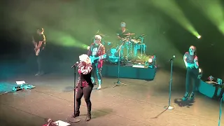 Kim Wilde Olympia Paris 10/02/2024 "can't get enough + water on glass"