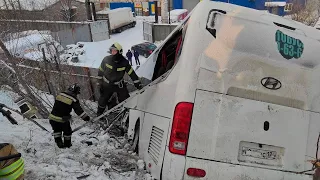 В Челябинске автобус с пассажирами улетел с моста после аварии