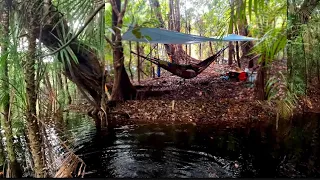 ACAMPAMENTO SELVAGEM NO RIO NEGRO NA AMAZÔNIA