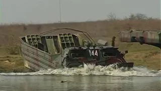 ПММ-2 украина война переправа. Донецк Паром Самоходный  Волна и Плавающий транспортер ПТС в действии