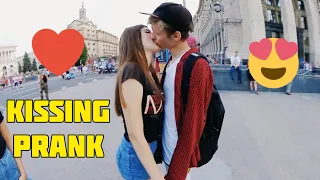 KISSING PRANK: РАЗВОД ДЕВУШЕК НА ПОЦЕЛУЙ С ПОМОЩЬЮ ФОКУСА | РЕАКЦИИ