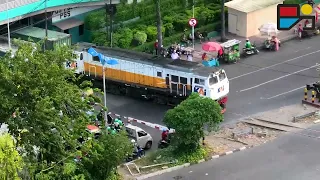 KERETA MEMBELAH KOTA DAN CAMPURAN DI SURABAYA