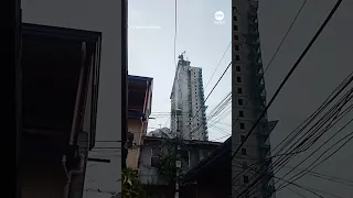 Crane collapses after earthquake strikes Philippines