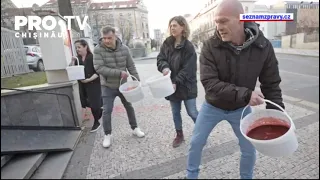 Ambasadele Rusiei Vandalizate. Protestatarii au stropit clădirile cu vopsea roșie