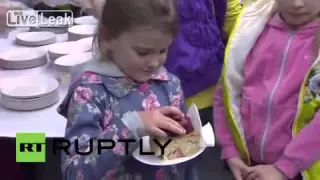 [LOL]Russia: 300kg of ingredients make GIANT Russian Apple Pie [2015]