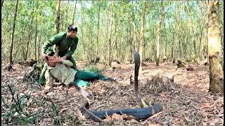 The terrifying moments of the hunter when he was attacked by a cobra, spitting venom into his eyes.