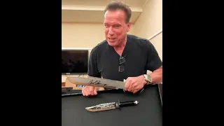 Arnold Schwarzenegger congratulates Sylvester Stallone on his new Rambo movie "This is a knife" 🤣