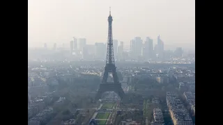 Де Ейфелева вежа? Знайди її в тумані! Eiffel Tower as frosty conditions blanket Paris