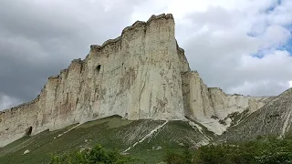 Ураганный ветер уносил нас с Белой скалы. Обед неандертальцев