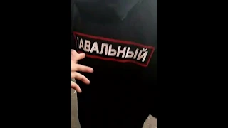 Задержание за дождевик Навального