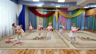 "Танец с куклами" (песня "Доченька" Катя Бужинская, слова и музыка: Серова В.)