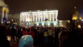 Студенты танцуют на Евромайдане