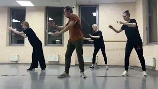 Новички учатся делать четкие движения в танце