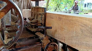 the right way to saw wood at a sawmill