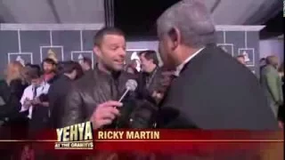 Ricky Martin & the Egyptian Yehya singing karaoke on the red carpet at the 2010 Grammys.