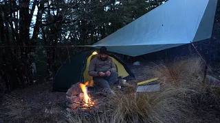 Camping i isande vindstorm med tält och presenning