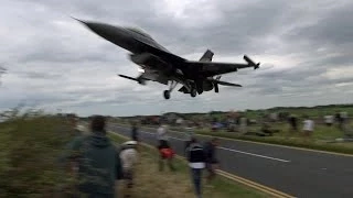 🇹🇷 Turkish F-16 Pilot Ducks Under The Glide Slope, Low Over The Plane Spotters.