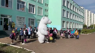 Большой белый медведь,  с Мамой поздравляет дочку с днём рождения в Уфе￼🎁🎁🎁