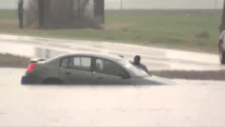 Woman tries to drive through a flooded road - fail