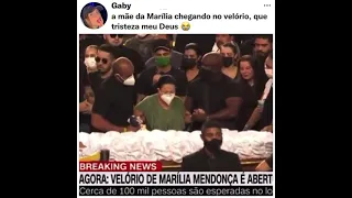 Momento em que a Mãe de Marília Mendonça chega no velório