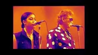 TANYA ST VAL en duo avec johnny HALLYDAY pendant tournée 1994" love affair"