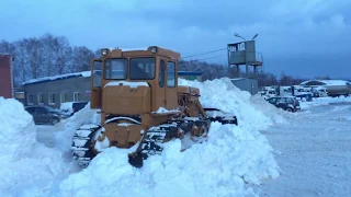 Т170  разгребает снежный завал / tractor cleans snow