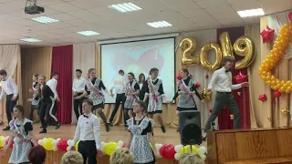 Танец выпускников 2019 на последнем звонке!  Гимназия 9 Новосибирск