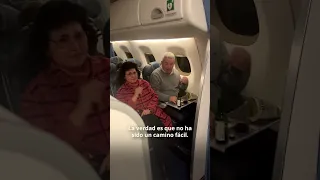 Un piloto de avión homenajea a sus padres en su primer vuelo