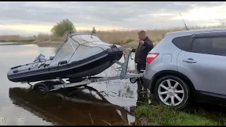 Спуск лодки с прицепа на воду без обустроенного слипа