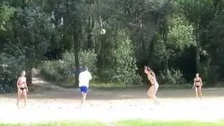 Девушки играют в волейбол на пляже Girls playing volleyball